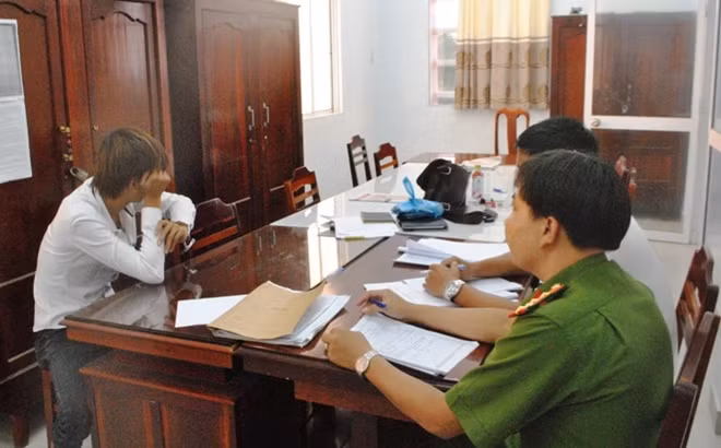 Ngoan vẫn còn ngáo đá khi đưa về trụ sở Công an.