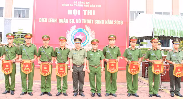 Đại tá Nguyễn Văn Thuận - Thủ trưởng cơ quan CSĐT, Phó Giám đốc Công an TP Cần Thơ trao cờ lưu niệm cho các đơn vị.