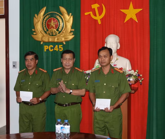 Đại tá Phạm Văn Ngân, Phó Giám đốc Công an tỉnh Vĩnh Long trao khen cho hai tập thể Phòng Cảnh sát hình sự và Công an huyện Long Hồ.