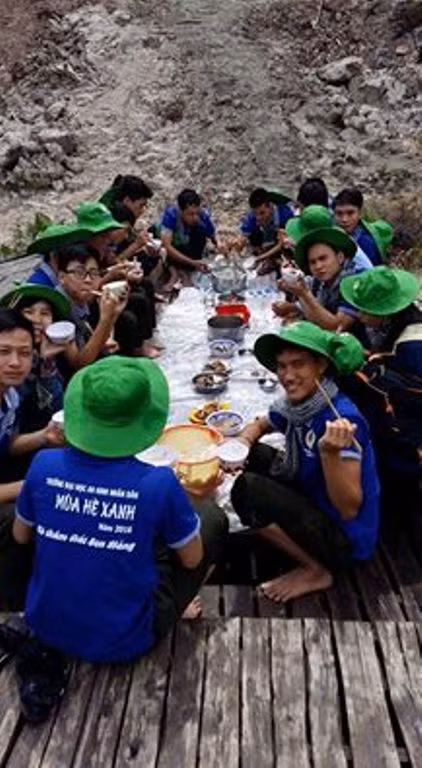 Những "bữa cơm dã chiến" ấm tình quân dân ngay trên công trường lao động do người dân "tiếp sức" cho các học viên tình nguyện.