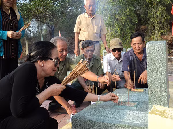 Cán bộ, chiến sĩ Tiểu Ban bảo vệ chính trị Ban An ninh TW Cục miền Nam dâng hương, thắp nhang tưởng nhớ các anh hùng liệt sĩ, đồng đội đã anh dũng hy sinh.
