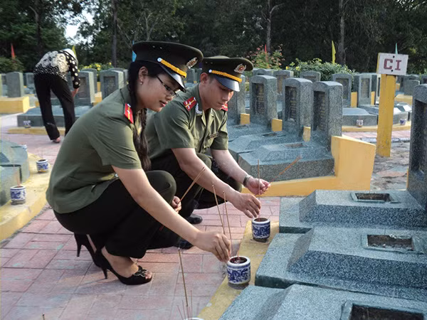 Cán bộ, chiến sĩ Tổng cục An ninh thắp nén nhang tri ân các anh hùng, liệt sỹ.