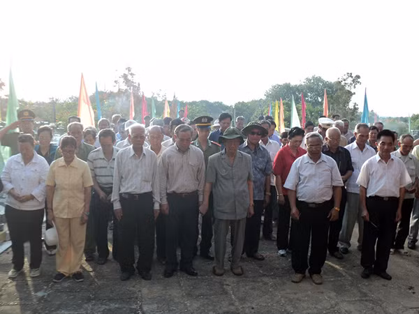 Đoàn công tác kính cẩn nghiêng mình trước anh linh của các anh hùng, liệt sĩ tại Nghĩa trang liệt sỹ Quốc gia; Nghĩa trang liệt sỹ An ninh Trung ương cục miền Nam.