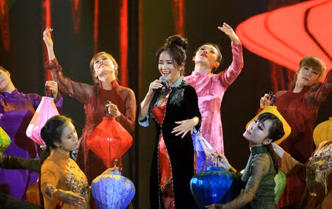 Nhiều nghệ sĩ tên tuổi tham gia chương trình “Chào 2015”.