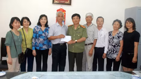 Trường Mẫu - Trường Ngoại cảm Tố Dương Thông qua Báo CAND - Chuyên đề ANTG trao tiền ủng hộ người dân Nepal bị thiên tai.