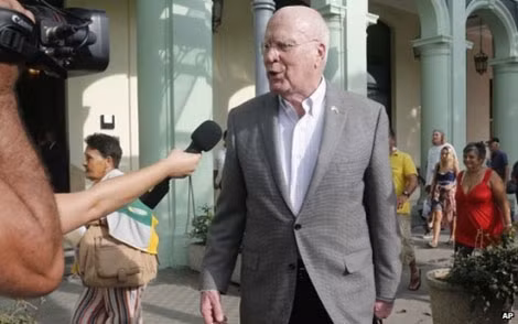 Thượng Nghị sĩ Mỹ Leahy trả lời phóng viên tại La Habana. Ảnh: AP.