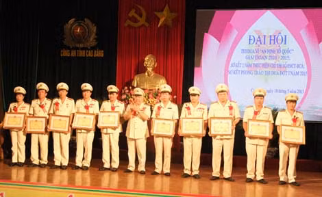Ban Giám đốc tỉnh Cao Bằng trao giấy khen cho các cá nhân có thành tích xuất sắc trong giai đoạn 2010 - 2015. Ban Giám đốc tỉnh Cao Bằng trao giấy khen cho các cá nhân có thành tích xuất sắc trong giai đoạn 2010 - 2015.