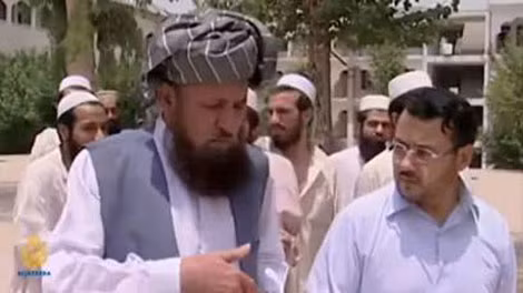 Nhà báo Zaidan (phải) trong bộ phim tài liệu năm 2011 do ông thực hiện về Osama bin Laden.