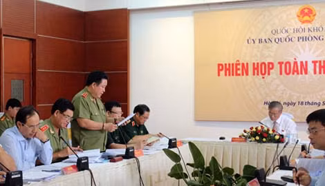 Trung tướng Bùi Văn Thành, Thứ trưởng Bộ Công an trình bày báo cáo tại phiên họp.