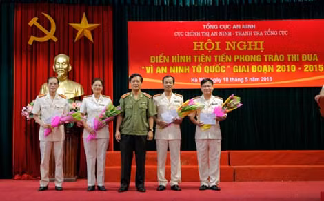 Trung tướng Vũ Thanh Bình, Phó tổng cục trưởng Tổng cục An ninh tuyên dương các tập thể điển hình tiên tiến. Trung tướng Vũ Thanh Bình, Phó tổng cục trưởng Tổng cục An ninh tuyên dương các tập thể điển hình tiên tiến.