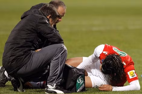 Chấn thương đầu gối của Falcao tháng 1/2014.