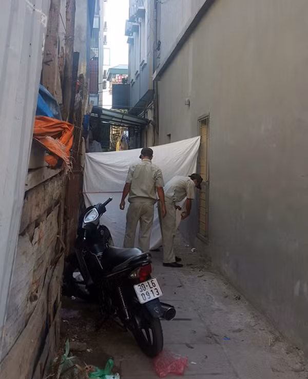 Lực lượng chức năng đang phong tỏa hiện trường để tiến hành khám nghiệm phục vụ điều tra.