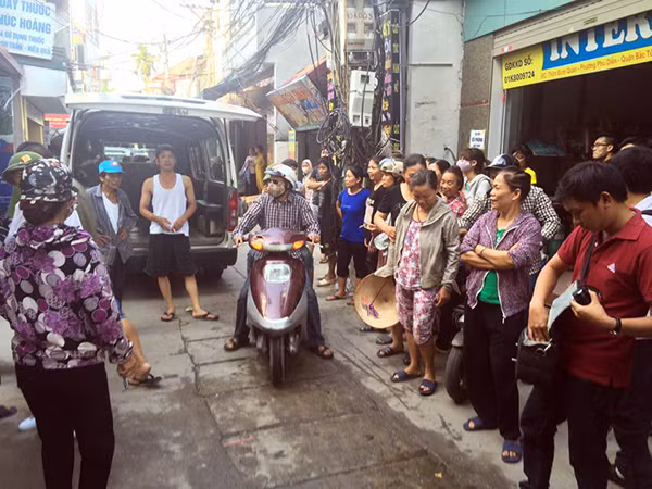 Vụ việc thu hút nhiều người dân tò mò tới hiện trường xảy ra vụ việc.
