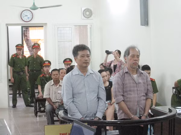 Các bị cáo Bang (phải) và Khang tại phiên xử ngày 25/6.