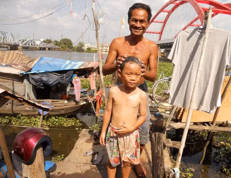 Trên chiếc thuyền chòng chành của lão, bây giờ đã có thế hệ thứ 3 sinh sống.