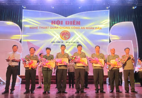 Đại tá Nguyễn Khắc Cường - Phó Giám đốc Công an tỉnh Khánh Hòa trao Huy chương bạc cho 32 tiết mục.