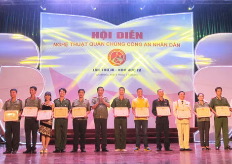 Trung tướng Lê Văn Đệ - Phó Tổng cục trưởng Tổng cục chính trị CAND trao 4 giải A và Huy chương vàng 21 tiết mục.