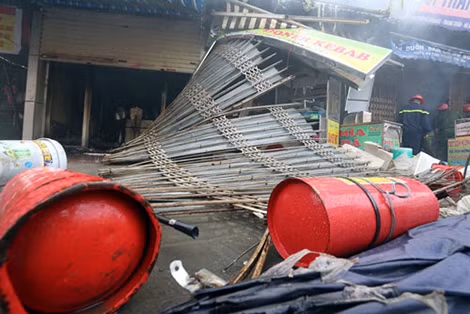 Người dân đã phải phá cửa sắt để cứu hai người kẹt bên trong. Ảnh: Bá Đô.