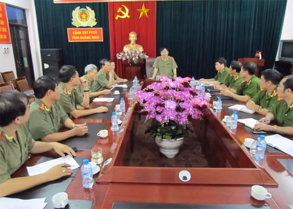Trung tướng Phạm Quang Cử chỉ đạo tại buổi làm việc với Công an tỉnh Quảng Ninh.
