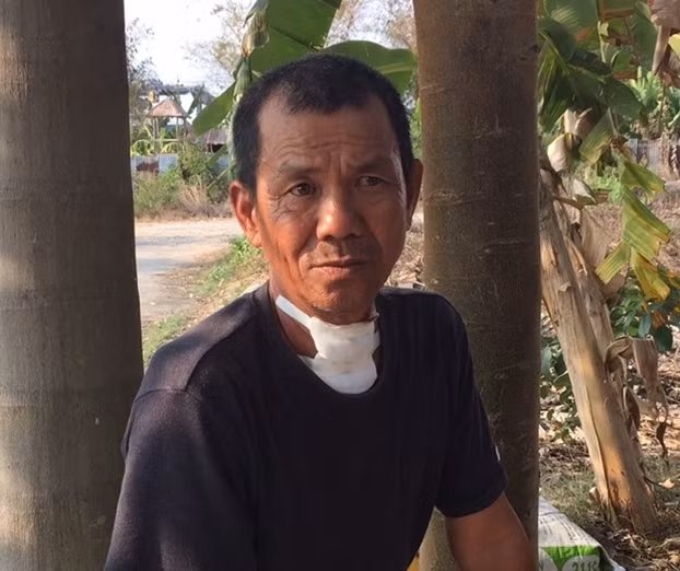 Ông Hùng với vết thương trên cổ đang trình bày lại sự việc