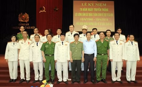Thứ trưởng Bùi Văn Nam với các đại biểu dự buổi lễ.