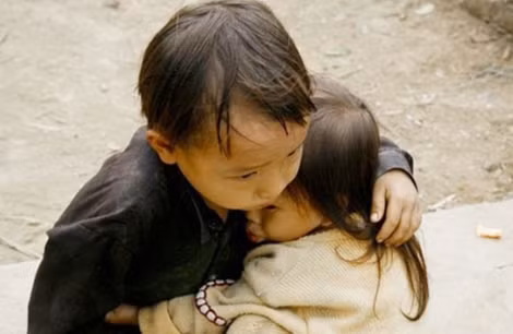 Vừa thoát khỏi động đất, trẻ em Nepal đã bị các đường dây buôn người chăn dắt.