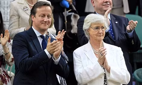 Thủ tướng David Cameron và mẹ, bà Mary. Ảnh: Reuters.