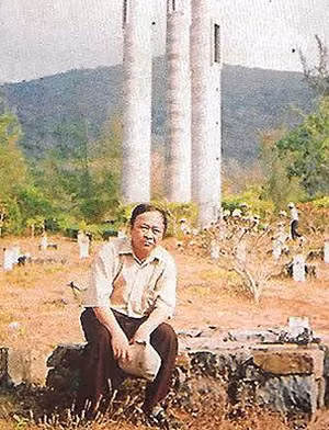 Tác giả tại Nghĩa trang Hàng Dương, Côn Đảo.
