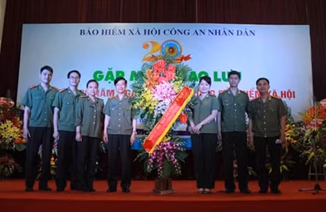 Nhiều bó hoa tươi thắm chúc mừng BHXH CAND.