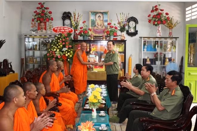 Công an TP Cần Thơ thăm và tặng quà cho các vị chức sắc, sư sãi phật giáo Nam Tông.