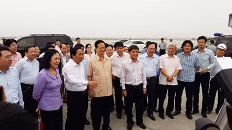 Đồng chí Nguyễn Tấn Dũng cùng đoàn công tác thăm công trình cải tạo nâng cấp cảng hàng không Quốc tế Cát Bi.