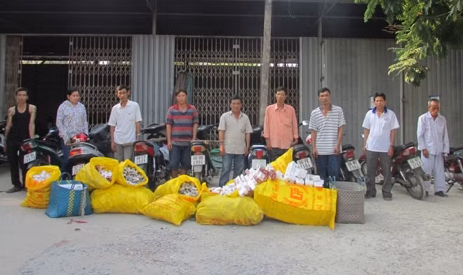 Các đối tượng vận chuyển thuốc lá lậu bị bắt giữ.