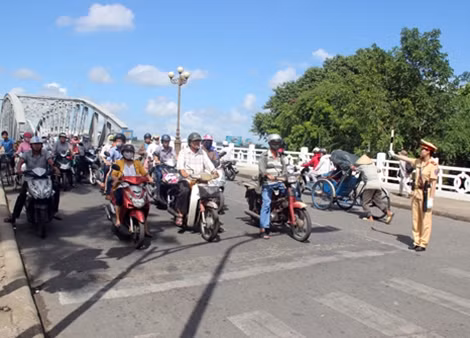 Qua công tác tham mưu, Tổ CSGT nữ Công an TP Huế được thành lập để đảm bảo ATGT.
