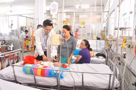 Bác sĩ Nhi Đồng 1 TP Hồ Chí Minh chăm sóc cho một trường hợp SXH nặng biến chứng suy hô hấp.
