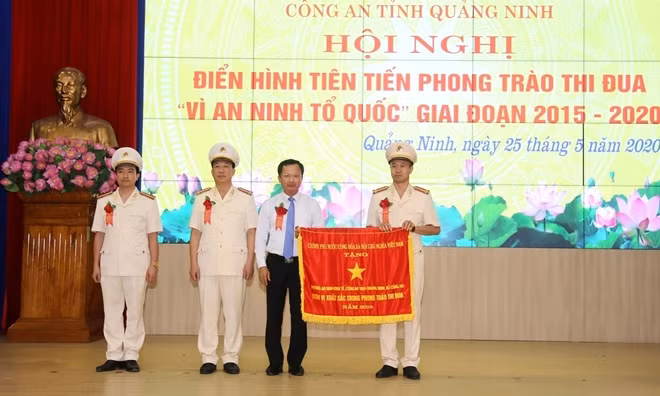 Lãnh đạo UBND tỉnh Quảng Ninh thừa ủy quyền trao Cờ thi đua của Thủ tướng Chính phủ cho tập thể Phòng An ninh Kinh tế