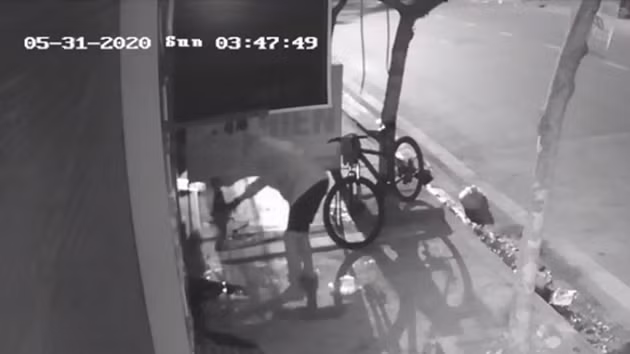 Camera ghi lại hình ảnh người đàn ông đi xe đạp dừng lại đổ chất bẩn