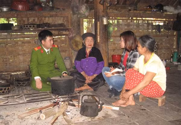 Bà Ma Thị Thơ (thứ 2 từ trái sang) nhớ lại những ngày cùng dân làng làm sân bay Lũng Cò.