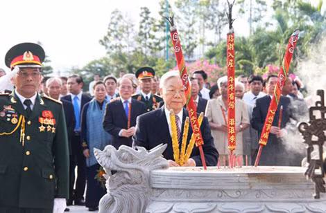 Tổng Bí thư Nguyễn Phú Trọng dâng hương, tưởng niệm các Anh hùng liệt sĩ.