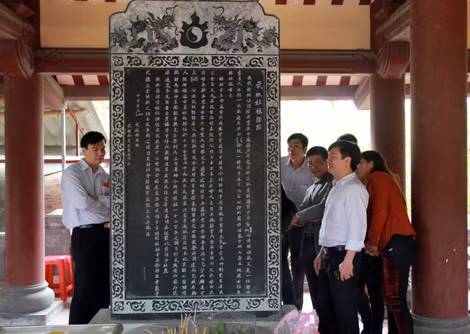Bên tấm bia ghi công đức của tiền nhân làng Mộ Trạch.