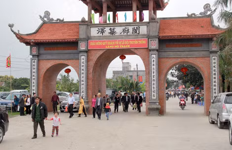 Đầu xuân, con cháu “Làng tiến sĩ” về chiêm bái tổ tiên.