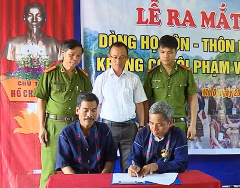 Trưởng họ Côn ở Ba Rầu, ông Hồ Văn Hing (phải) ra mắt, ký kết dòng họ không vi phạm pháp luật và tệ nạn xã hội.