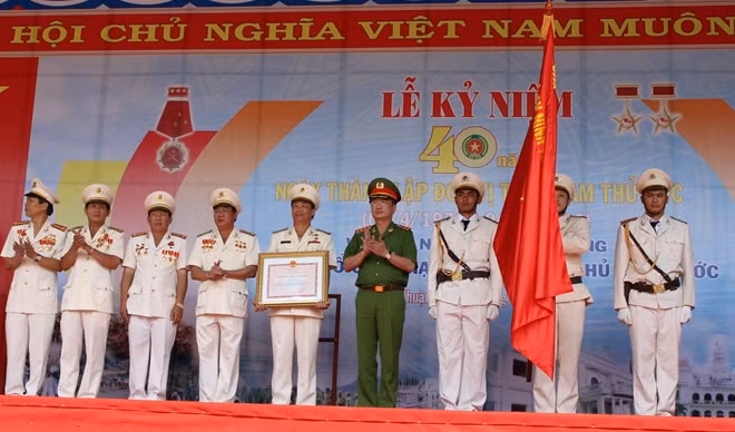 Thừa ủy quyền của Chủ tịch nước, Thứ trưởng Nguyễn Văn Thành trao Huân chương Bảo vệ Tổ quốc hạng Nhất tặng CBCS Trại giam Thủ Đức.