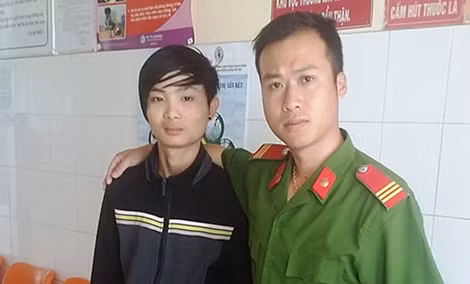 Chiến sĩ Cao Minh Ngọc cùng nạn nhân tại Bệnh viện Đa khoa Lâm Đồng.