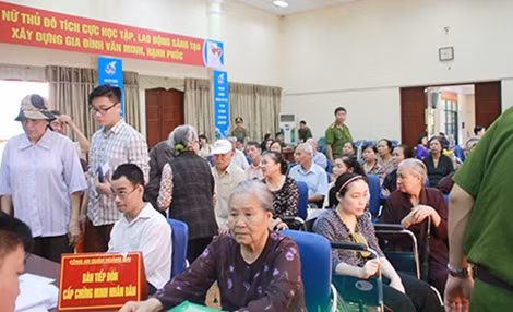 Đông đảo người dân sinh sống trên địa bàn phường Hoàng Văn Thụ đến làm các thủ tục.