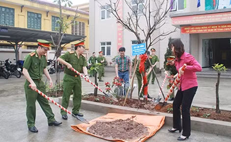 Đại tá Nguyễn Hồng Thái, Trưởng CAQ Hoàng Mai cùng đại diện lãnh đạo Đảng ủy, HĐND, UBND phường Trần Phú trồng cây lưu niệm tại Công an phường Trần Phú nhân dịp kỷ niệm 70 năm Ngày truyền thống của lực lượng CSQLHC về TTXH.
