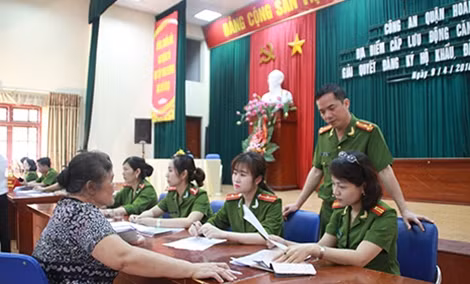 Công an phường Hoàng Văn Thụ và Đội CSQLHC về TTXH hướng dẫn người dân kê khai thông tin.
