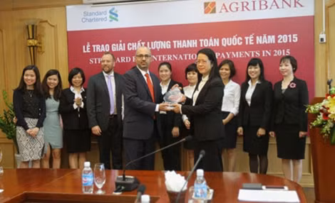Đại diện SCB trao giải Chất lượng thanh toán quốc tế năm 2015 cho bà Nguyễn Thị Phượng, Phó Tổng Giám đốc Agribank.