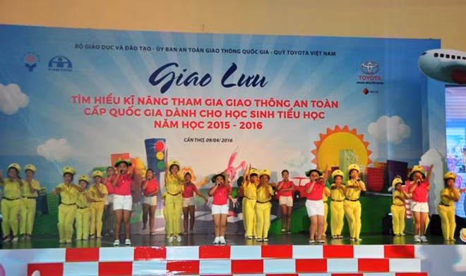 Các em học sinh biểu diễn tiết mục văn nghệ, tuyên truyền ATGT.