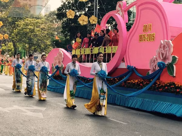 Bộ sưu tập “Một thoáng mộng mơ” của Tuấn Hải trong lễ diễu hành ngày 30/4/2015.
