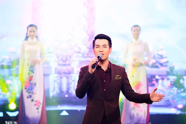 Hồ Trung Dũng hát “Cám ơn một đóa xuân ngời” làm nhạc nền cho các người đẹp trình diễn bộ sưu tập.